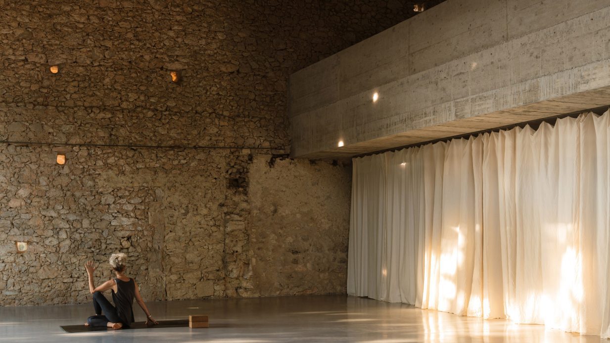 宾德洛斯-道斯把古老村庄改造成瑜伽疗养地