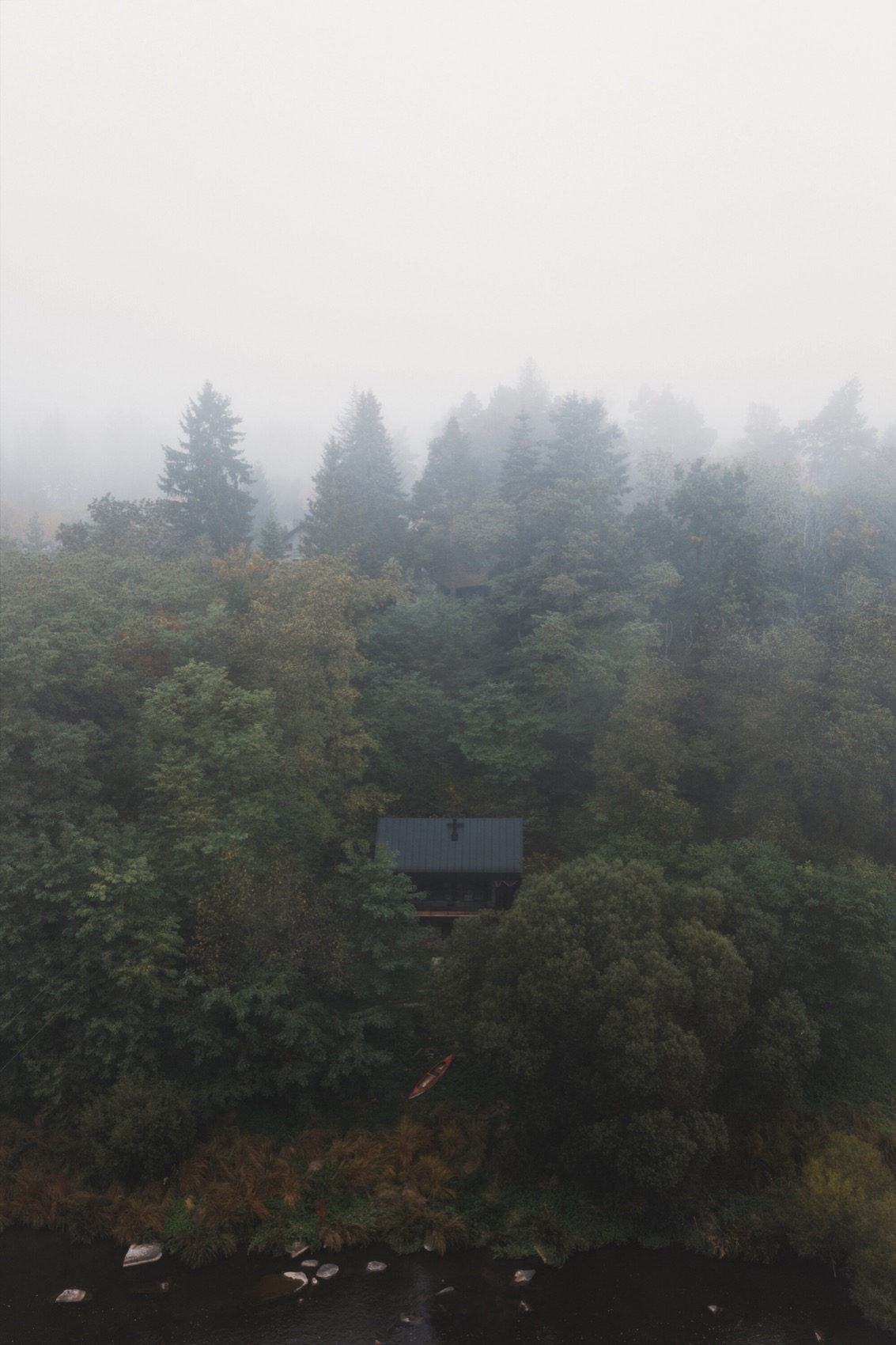 在岩石与河水之间的住宅，捷克 / Mimosa Architects